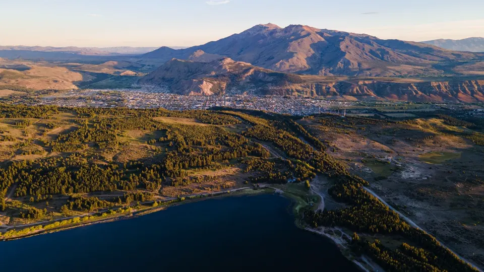 Laguna La Zeta y la ciudad de Esquel